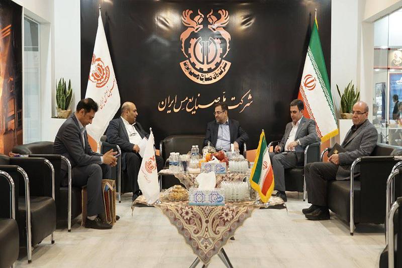  مشاور امور بین الملل ایمیدرو از غرفه شرکت مس بازدید کرد